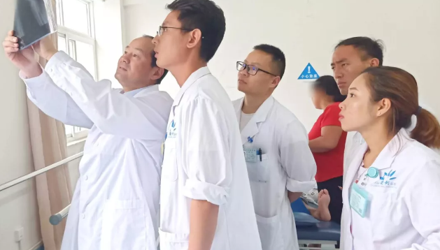 云南省康復(fù)三級(jí)體系項(xiàng)目中心葉斌團(tuán)隊(duì)到保山安利醫(yī)院進(jìn)行學(xué)科建設(shè)、業(yè)務(wù)指導(dǎo)及板橋中心衛(wèi)生院示范單位評(píng)審驗(yàn)收并授牌