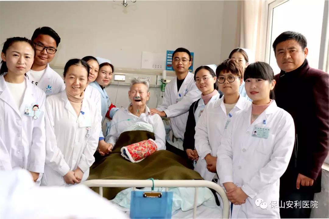 97歲八路老戰(zhàn)士身患多種疾病，常年住院視醫(yī)院為家，醫(yī)護(hù)為親人