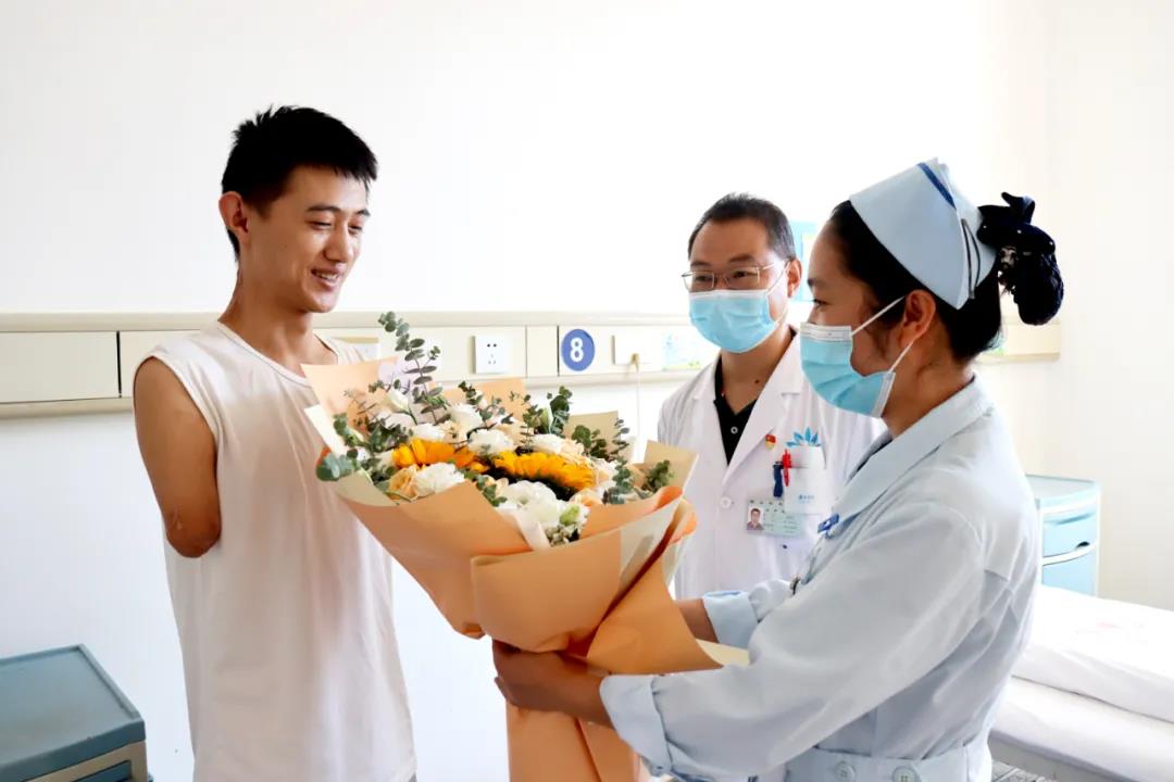 【保山安利醫(yī)院】雖然失去了雙臂，但他用堅(jiān)強(qiáng)、樂(lè)觀的態(tài)度讓生活充滿陽(yáng)光！