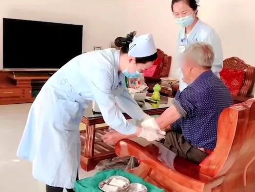 【保山安利醫(yī)院】82歲爺爺與老伴居家，在院手術(shù)后換藥不便，居家護(hù)理上門服務(wù)解難題