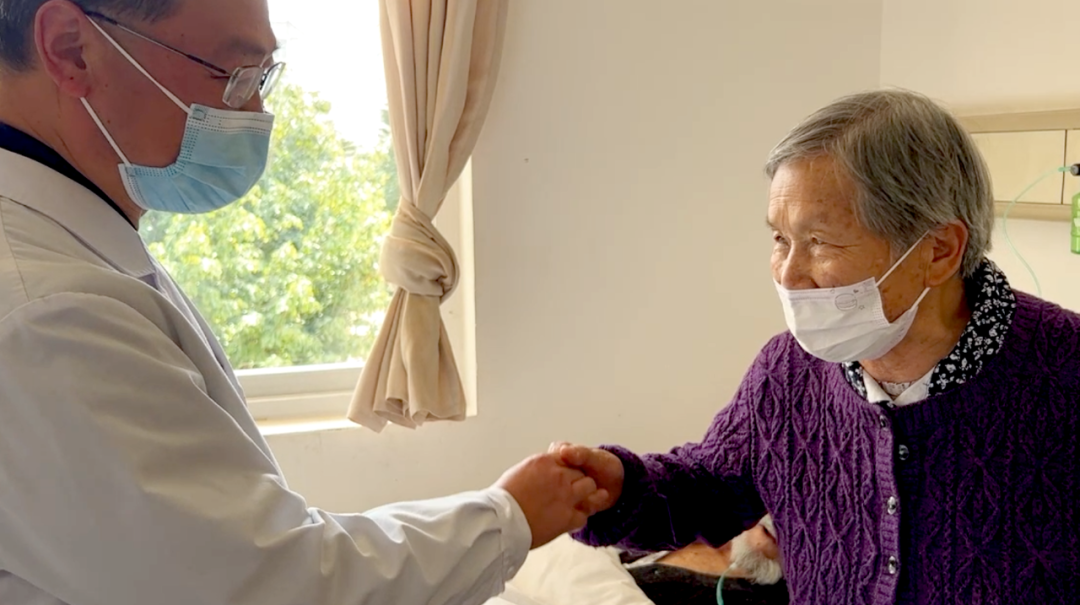 【保山安利醫(yī)院】百歲老人15年后再次到院做手術(shù)，老伴深表謝意“感謝你們給了他第二次生命”！