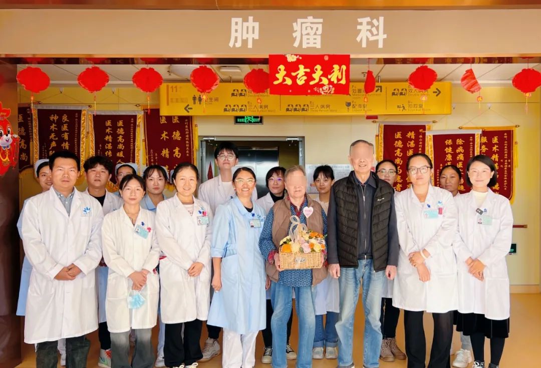 因?yàn)樾湃?，章?tīng)敔攺纳虾?lái)到保山安利醫(yī)院腫瘤科放射治療！