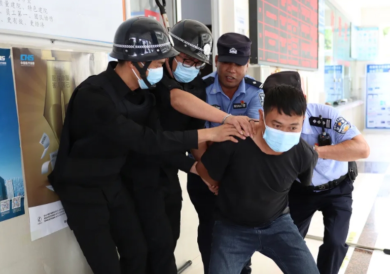 警醫(yī)聯(lián)動(dòng)丨反恐防暴應(yīng)急演練，筑牢醫(yī)院安全防線