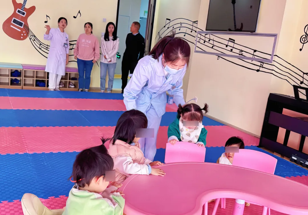 隆陽特殊教育學(xué)校與保山安利醫(yī)院共探